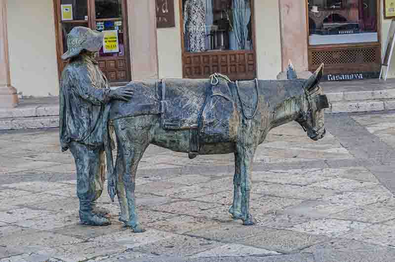 Ciudad Real - Villanueva de los Infantes 12 - plaza Mayor y monumento al Quijote.jpg